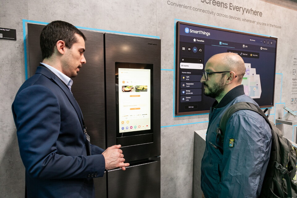 ▲삼성전자 유로쿠치나 2024 전시장에서 AI 기술이 더해져 주방 경험을 한층 풍성하게 해주는 비스포크 AI 패밀리허브를 선보였다. ⓒ삼성전자