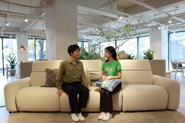 ▲리바트토탈 매장에서 신제품 소파를 체험하는 모습. ⓒ현대리바트