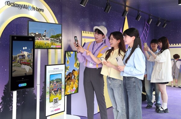 ▲에버랜드에 마련된 '갤럭시 스튜디오 Photo'에서 팬 큐레이터가 방문객들에게 '갤럭시 S24 시리즈'의 '생성형 편집' 기능을 안내하고 있다. ⓒ삼성전자