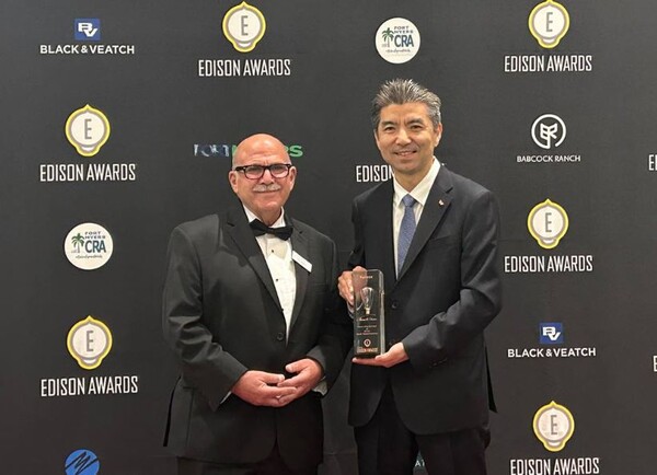 ▲김상진 SK온 플랫폼연구담당(오른쪽)이 18일(현지시각) 미국 플로리다 ‘칼루사 사운드 컨벤션 센터’에서 열린 ‘2024 에디슨 어워즈(2024 Edison Awards)’ 시상식에서 수상, 롭 메인스(Rob Manes) 에디슨 유니버스 사업개발 부사장과 사진을 찍고 있다. ⓒSK온