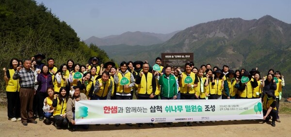 ▲정광현 한샘 기업문화실 이사를 비롯한 한셈 임직원들이 지구의날을 맞아 강원도 참석에서 밀원 숩 조성 활동을 진행했다. ⓒ한샘