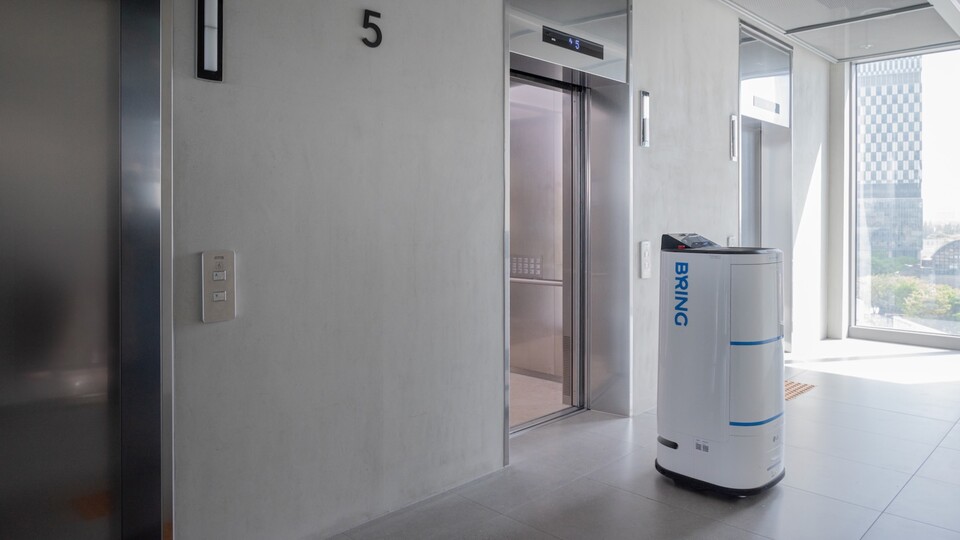 ▲배달로봇이 엘리베이터를 탑승하기 위해 기다리고 있다. ⓒ카카오모빌리티