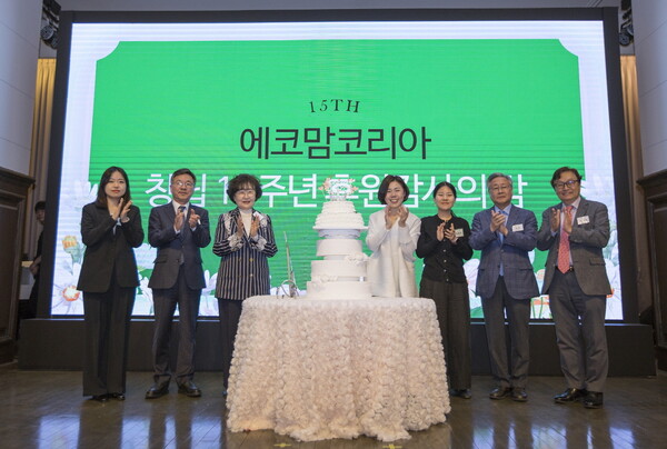 ▲고문 및 임직원의 창립 15주년 케이크 커팅식 진행 모습. ⓒ에코맘코리아