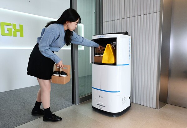 ▲LG 클로이 서브봇(양문형)의 서랍에는 배송 중 도난, 분실 등을 방지하는 보안∙잠금장치가 있다. 6개의 바퀴에는 독립 서스펜션(충격 흡수 장치)을 적용해 음료를 싣고도 건물 내 공간을 안정적으로 주행한다. ⓒLG전자