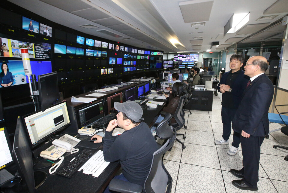 ▲이상인 부위원장(오른쪽)이 지난 19일 KBS 장애인방송 제작 현장을 방문했다. ⓒ방송통신위원회