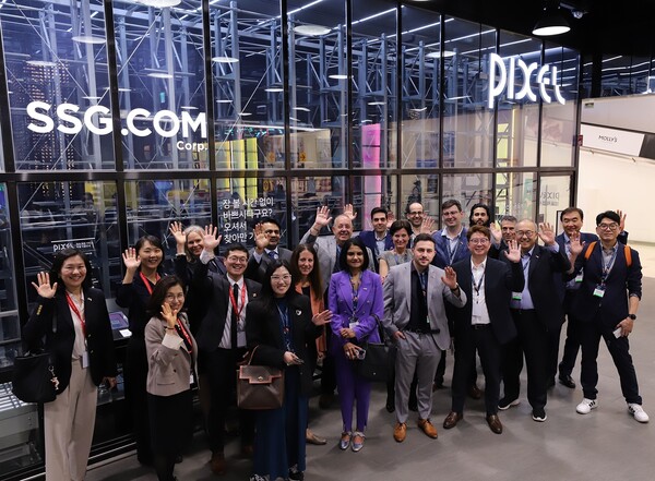 ▲이마트 온라인 스토어 청계천점에 방문한 캐나다 사절단과 국내 관계자들. ⓒSSG닷컴