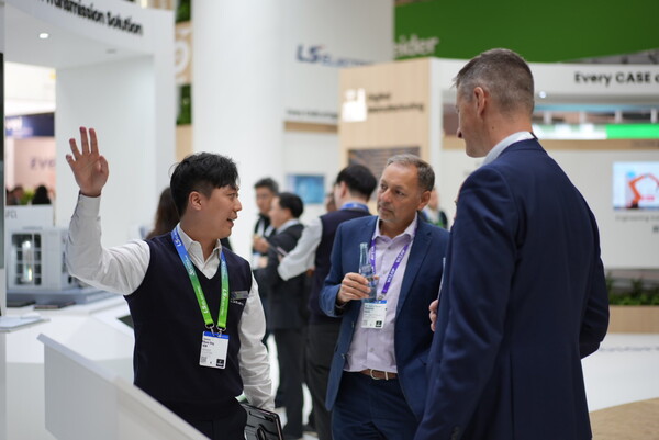 ▲독일 하노버메세 2024에서 관람객이 LS일렉트릭 전시 부스를 둘러보고 있다. ⓒLS일렉트릭