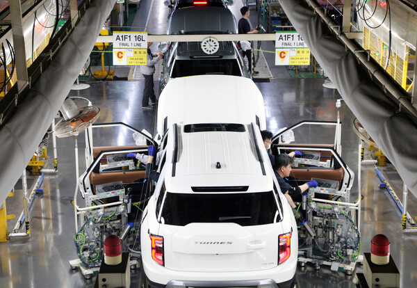 ▲KG모빌리티 평택공장에서 작업자들이 차량을 조립하고 있다. ⓒKG모빌리티