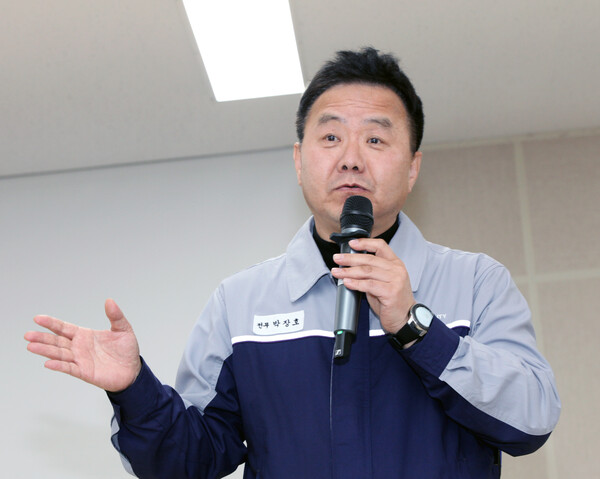 ▲박장호 KGM 생산본부장이 지난 23일 기자간담회에서 기자들의 질문에 답하고 있다. ⓒKG모빌리티