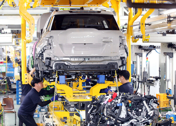 ▲KGM 평택공장 조립3팀에서 KG모빌리티 직원들이 토레스 EVX를 조립하고 있다. ⓒKG모빌리티