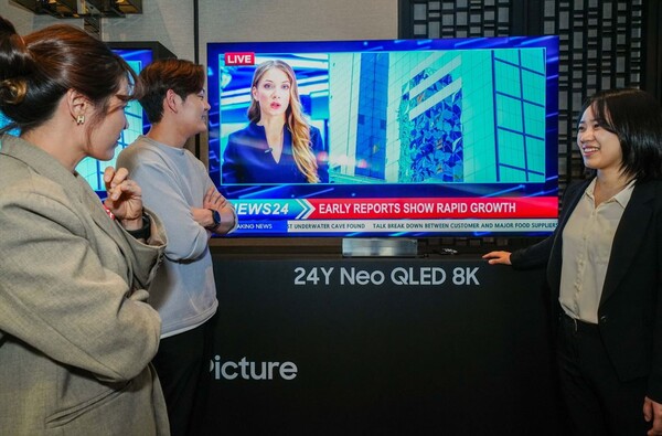▲태국 방콕 '2024 동남아 테크세미나'에서 참석자들이 삼성전자 2024년형 Neo QLED 8K 신제품을 살펴보고 있다. ⓒ삼성전자