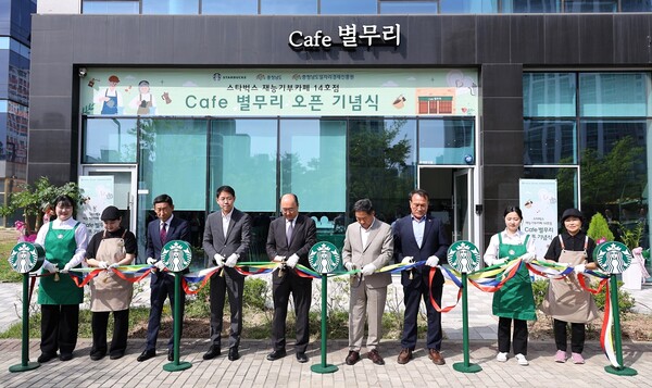 ▲충청남도일자리경제진흥원 김찬배 원장, 스타벅스 코리아 신동우 전략기획본부장, 충청남도 김기영 행정부지사, 22대 국회의원 강승규 당선인, 충청남도의회 김응규 복지환경위원장(사진 왼쪽 세 번째부터). ⓒ스타벅스 코리아