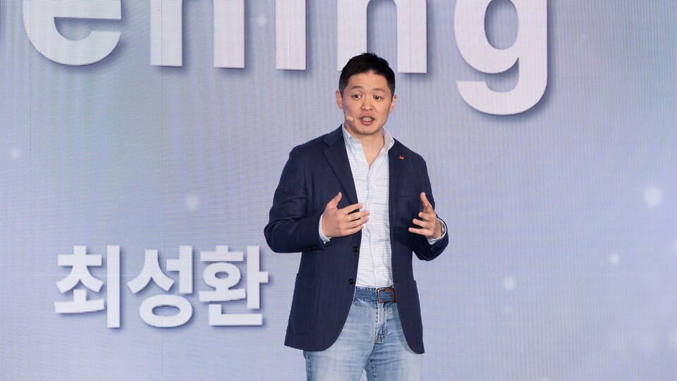 ▲최성환 SK네트웍스 사업총괄 사장이 지난 2월 16일 서울 여의도 콘래드호텔에서 열린 기업설명회에 참석해 오프닝 스피치를 진행하고 있다. ⓒSK네트웍스