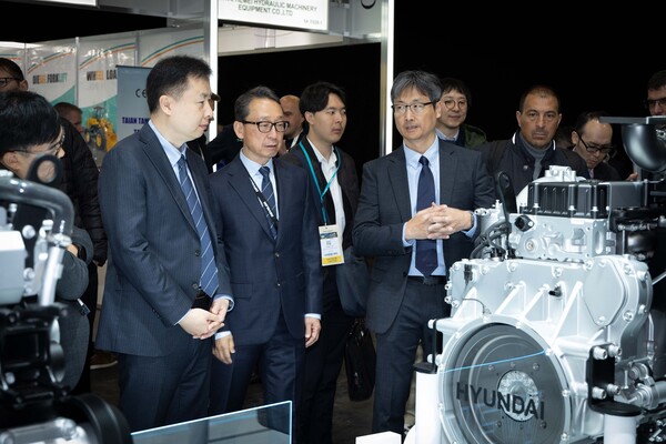▲(가운데)조영철 HD현대인프라코어 조영철 대표이사가 프랑스 파리에서 열린 '인터마트(INTERMAT) 2024'에서 친환경 신형 엔진 'DX05'와 'DX08'을 살펴보고 있다. ⓒHD현대인프라코어