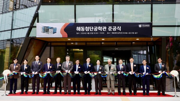 ▲25일 서울대 해동첨단공학관 준공식 행사에 허윤홍 GS건설 대표, 유홍림 서울대 총장, 김영재 해동과학문화재단 이사장(왼쪽 3, 8, 9번째 순) 외 관계자들이 참석해 기념사진을 촬영하고 있다. ⓒGS건설