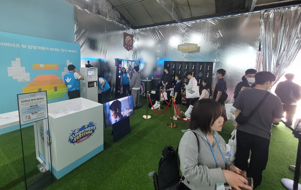 ▲이벤트에 참여해 미션에 성공한 참가자(소환사)들은 기념품을 획득한다. ⓒ선호균 기자
