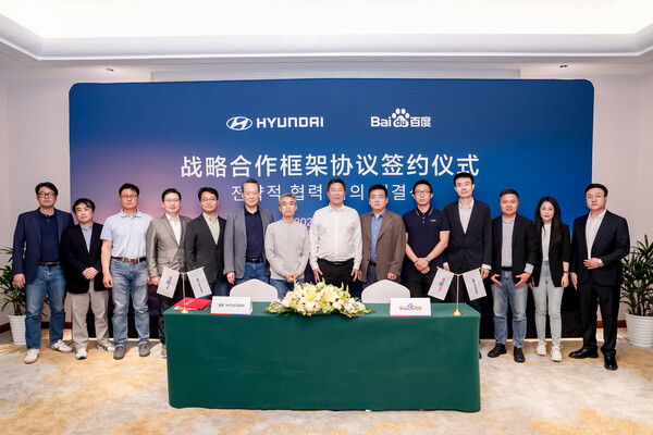 ▲(왼쪽 여섯번째부터) 이혁준 현대차그룹 중국 유한공사 부사장, 송창현 현대차·기아 AVP 본부장 사장, 왕윈펑(王云鹏, Yunpeng Wang) 바이두 IDG 총괄·바이두그룹 부총재, 상궈빈(尚国斌, Guobin Shang) 바이두그룹 부총재 등 양사 관계자가 MOU 체결식에서 기념 사진을 촬영했다. ⓒ현대자동차