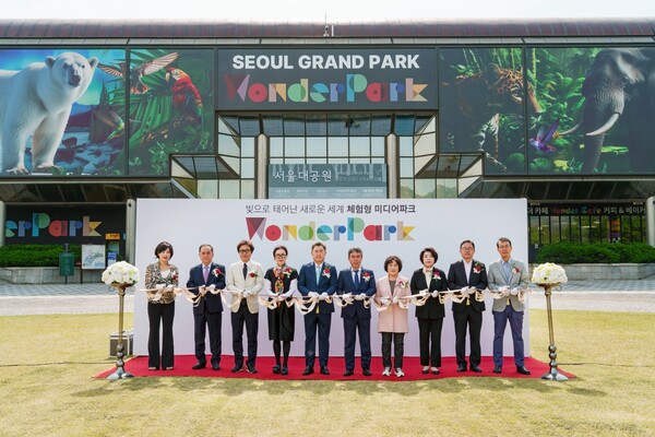 ▲개관식에는 이주희 신세계건설 레저부문 대표, 유창수 서울시 행정제2부시장, 봉양순 서울시의회 환경수자원위원회 위원장, 신계용 과천시장 등 관계자들이 참석했다(사진 왼쪽 다섯 번째(가운데)부터).  ⓒ신세계건설
