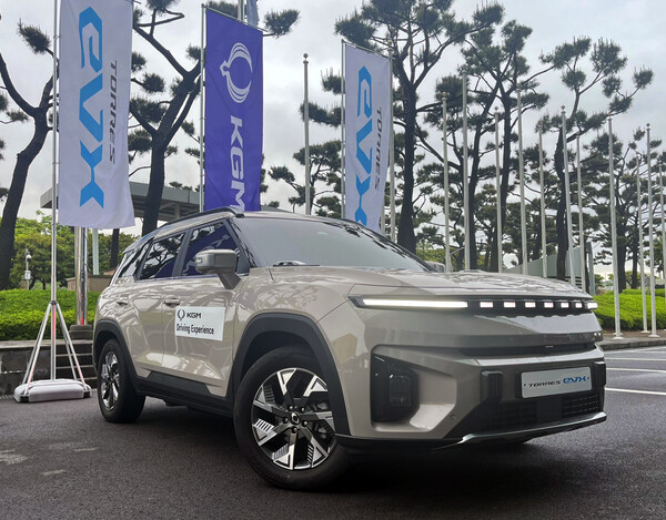 ▲국제 e-모빌리티 엑스에 전시된 토레스 차량. ⓒKGM