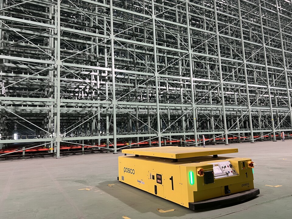 ▲스태커 크레인(Stacker Crane)을 통해 셀(Cell)에 자재를 자동으로 저장하는 대형 입체선반. ⓒ포스코DX