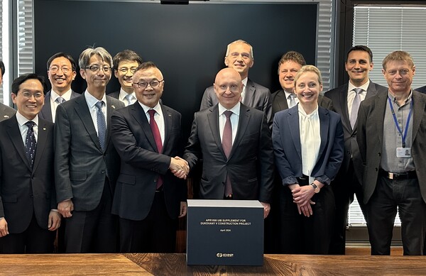 ▲29일(현지시간) 황주호 한국수력원자력 사장(왼쪽 앞줄 세번째)이 체코 신규원전 건설사업의 발주사(EDUII)를 직접 방문해 입찰서를 제출한 뒤 발주사의 모회사인 체코전력공사의 다니엘 베네쉬 사장과 악수하고 있다. ⓒ한국수력원자력