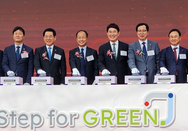 ▲지난달 30일 진행된 착공 행사에서 (왼쪽에서 두번째부터)김영록 전남도지사, 이훈기 롯데케미칼 총괄대표이사, 노관규 순천시장, 이영준 롯데케미칼 첨단소재사업 대표 등이 착공식을 축하하고 있다. ⓒ롯데케미칼