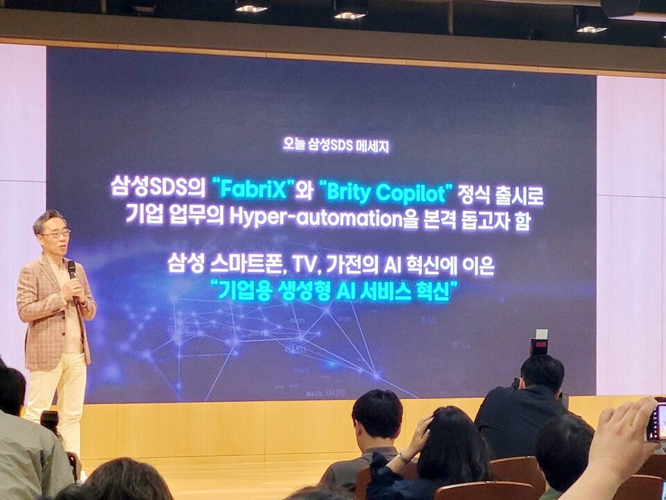 ▲황성우 삼성SDS 대표이사(왼쪽)가 2일 오전 삼성SDS 잠실캠퍼스 서관 지하 1층 마젤란홀에서 열린 미디어데이에서 생성형 AI 서비스 ‘브리티 코파일럿’과 ‘패브릭스’에 대해 설명하고 있다. ⓒ선호균 기자