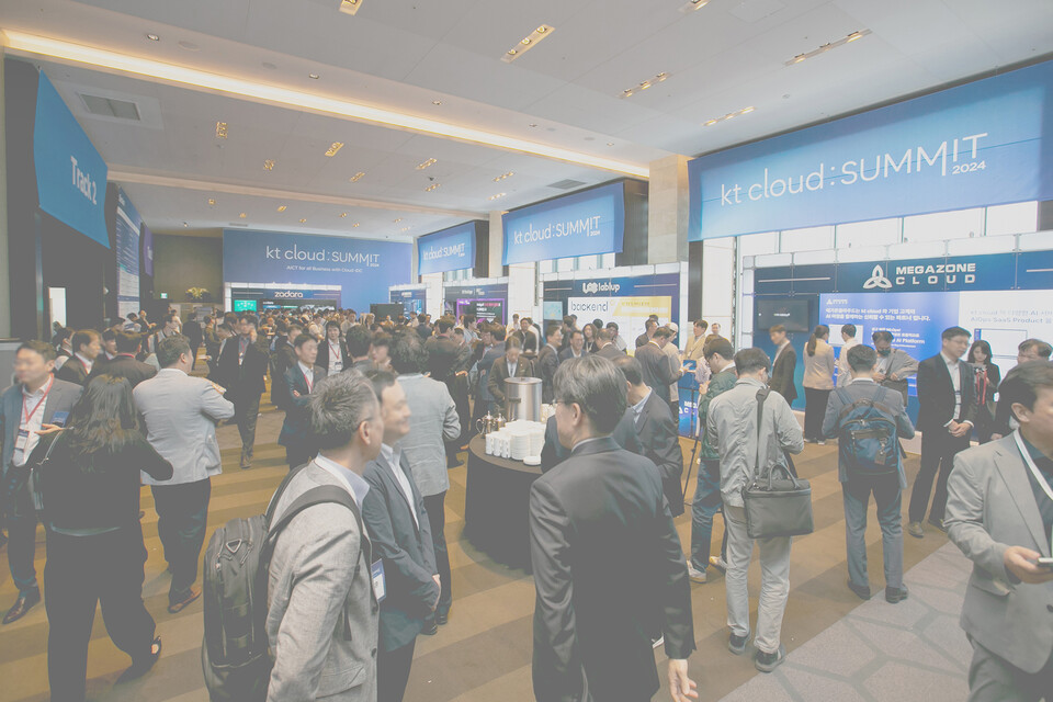 ▲KT 클라우드 서밋 2024 현장 모습. 참석자들이 네트워킹 자리에서 담소를 나누고 있다. ⓒKT 클라우드