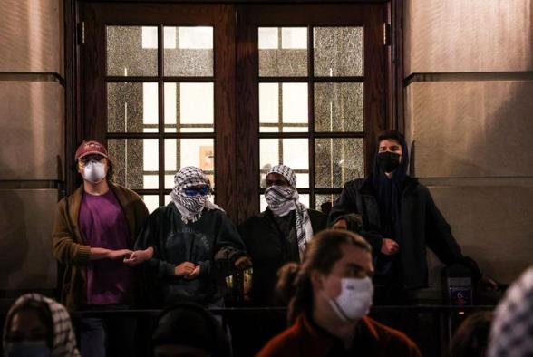 ▲미 뉴욕 컬럼비아대 해밀턴 홀 밖에 있는 시위자들 ⓒ WSJ 홈페이지 캡쳐