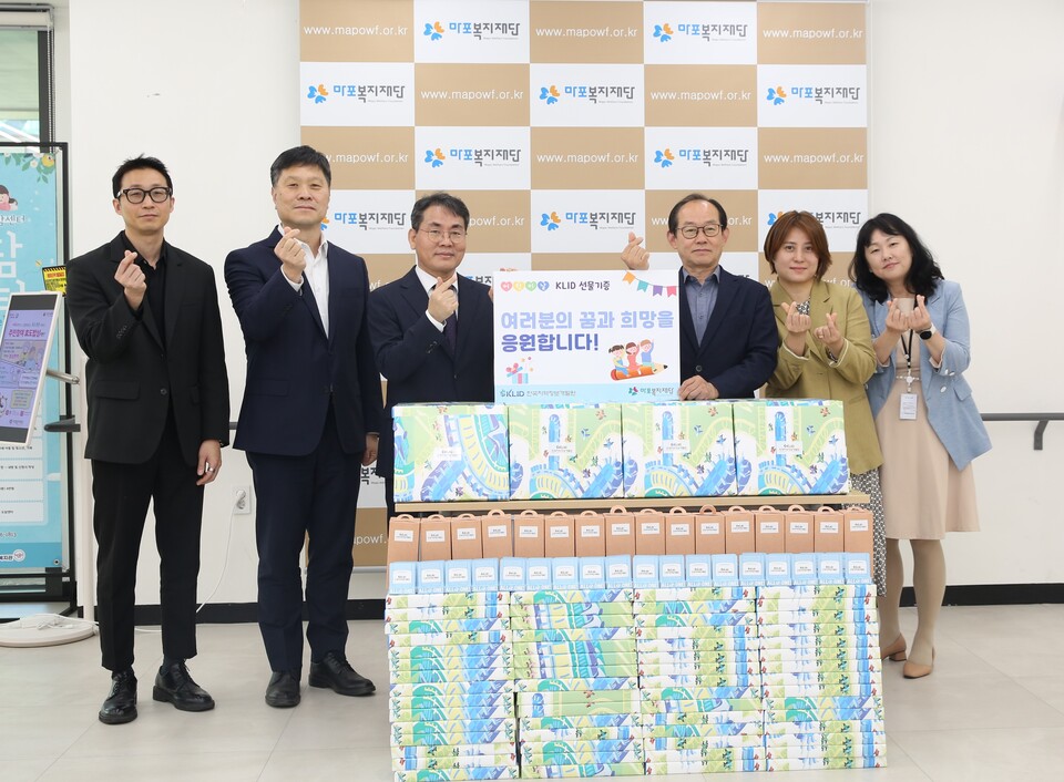 ▲지난 2일 마포복지재단에서 진행된 ‘가정의 달맞이 선물세트 전달식’에 참석한(왼쪽 세번째부터) 이재영 한국지역정보개발원 원장과 이홍주 마포복지재단 이사장이 선물세트 전달식 후 기념 촬영을 하고 있다. ⓒ한국지역정보개발원