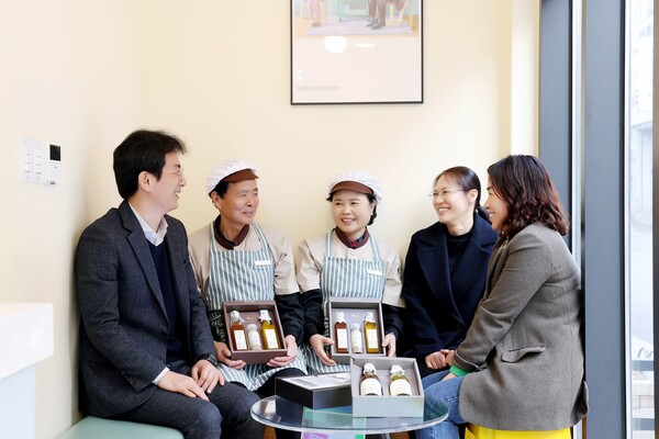 ▲홈플러스 온라인 ‘시니어마켓’에 입점한 문경시니어클럽 ‘새재참기름’ 직원들이 상품을 소개하고 있다. ⓒ홈플러스