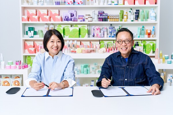 ▲이선정 CJ올리브영 대표(사진 왼쪽)와 정태영 현대카드 부회장이 지난 4월 29일 진행한 파트너십 협약식에서 양사의 협업 방향성을 논의했다. ⓒCJ올리브영