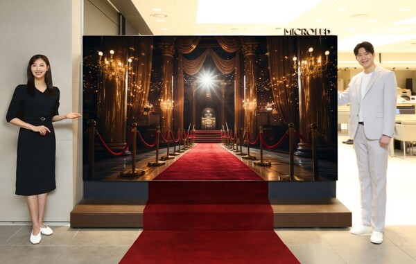 ▲삼성전자 모델이 삼성스토어 현대 판교점에서 국내 최대 크기의 114형 마이크로 LED를 소개하고 있다. ⓒ삼성전자