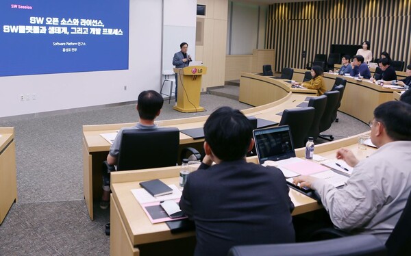 ▲홍성표 LG전자 최고기술책임자(CTO) SoftwarePlatform연구소장이 지난달 26일 '미래기술 세미나' 강연자로 나서 임원들을 대상으로 SW 교육을 진행하고 있다.ⓒLG전자