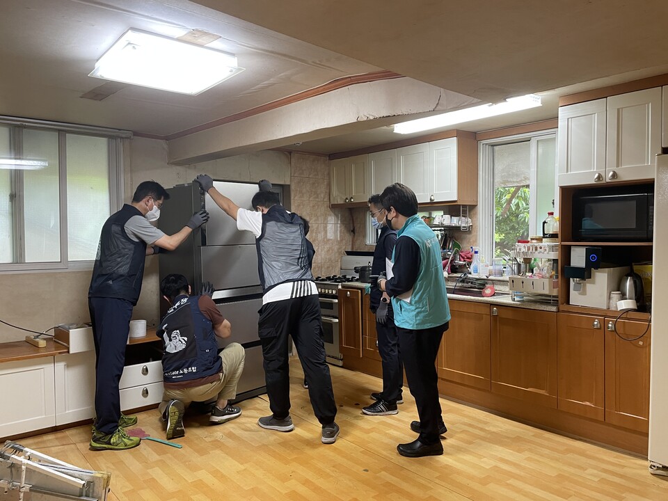 ▲2022년 경기 김포시 고촌읍에서 KT에스테이트 임직원들이 사랑의 집 고치기 활동의 하나인 주거 환경 공사에 참여하고 있다. ⓒKT에스테이트