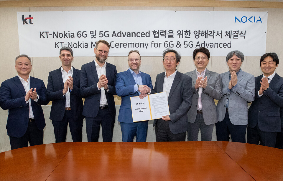 ▲아리 키나슬라티 노키아 무선전략기술 부사장(왼쪽 네번째)과 이종식 KT 네트워크연구소장 상무(왼쪽 다섯번째)를 비롯한 양사 임직원들이 기념 촬영을 하고 있다. ⓒKT