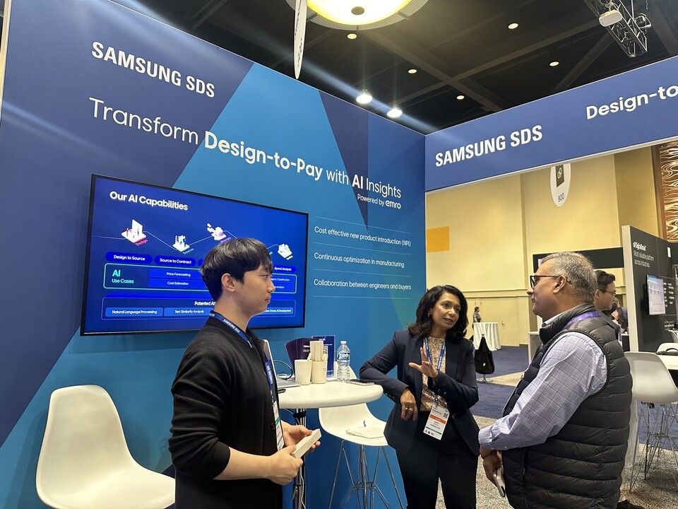 ▲삼성SDS 직원이 가트너 공급망 심포지엄·엑스포를 찾은 고객에게 구매공급망 관리 솔루션 SRM SaaS를 소개하고 있다. ⓒ삼성SDS