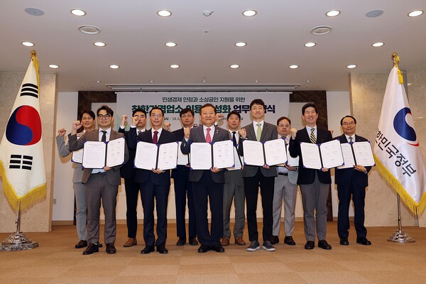 ▲우아한형제들 함윤식 부사장(뒷줄 왼쪽 세 번째)과 행정안전부 이상민 장관(앞줄 왼쪽 세 번째) 등 참석자들이 협약서 서명 후 기념사진을 찍고 있다. ⓒ우아한형제들