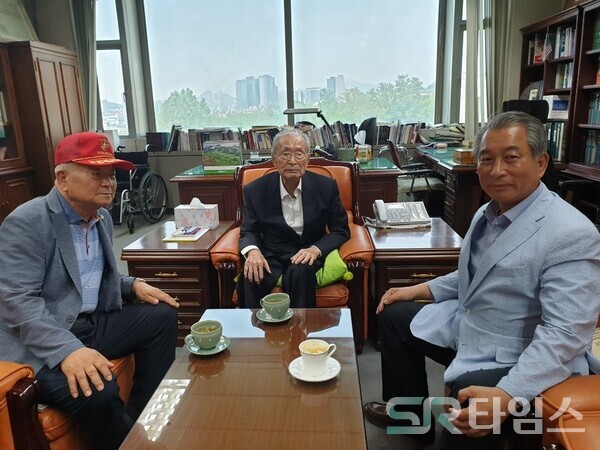 ▲애국 활동을 같이한 6.25전쟁 영웅 고(故) 백선엽(가운데) 장군과 건국회 임덕기(사진 왼쪽) 회장을 예방한 허 장군ⓒSR타임스