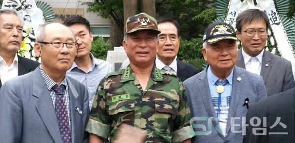 ▲애국 활동을 같이하는 군의 선·후배들과 행사 후 함께한 허평환 장군ⓒSR타임스