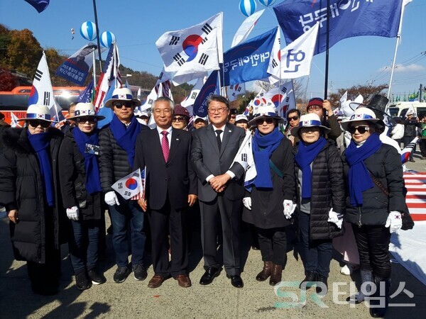 ▲구국(求國)과 정치적 고락(苦樂)을 같이하는 우리공화당의 조원진 대표와 당원들과 함께 한 허장군ⓒSR타임스