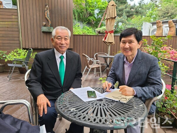 ▲국가안보를 주제로 홍용락(사진 오른쪽) 논설고문과 대담하는 허 장군ⓒSR타임스