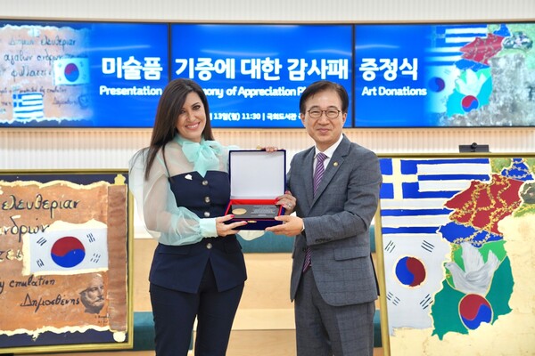 ▲이명우 국회도서관장이 안겔리키 안겔리디스 작가에 감사패를 증정하고 있다. ⓒ국회도서관