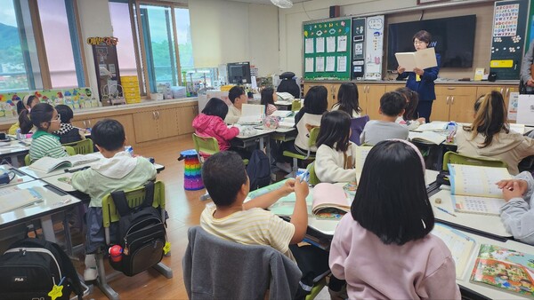 ▲윤 대통령을 대신하여 대통령실 전선영 비서관이 학교를 방문해 대통령의 편지를 직접 읽어 주는 모습. ⓒ인추협