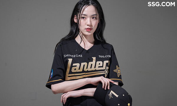 ▲24 시즌 SSG.COM 유니폼 및 모자 화보컷. ⓒSSG닷컴