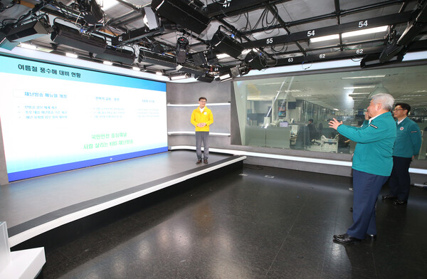 ▲지난 13일 KBS 재난방송 대비현장을 방문한 김홍일 방송통신위원장(오른쪽). ⓒ방송통신위원회