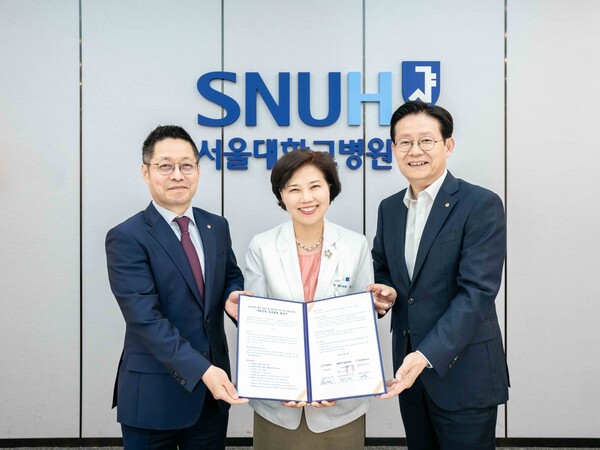 ▲(사진 왼쪽부터)김영훈 한화갤러리아 대표이사, 최은화 서울대학교 어린이병원장, 김형조 한화호텔앤드리조트 대표이사가 업무협약을 진행했다. ⓒ한화호텔앤드리조트