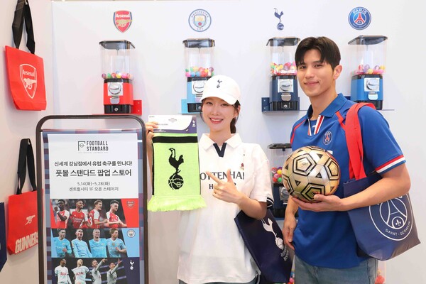 ▲‘풋볼스탠다드’ 팝업을 소개하는 모습. ⓒ신세계백화점