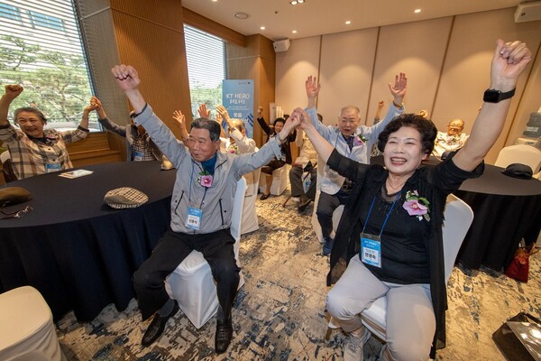 ▲국가유공자와 가족분들이 웃음치료 프로그램을 체험하고 있다. ⓒKT