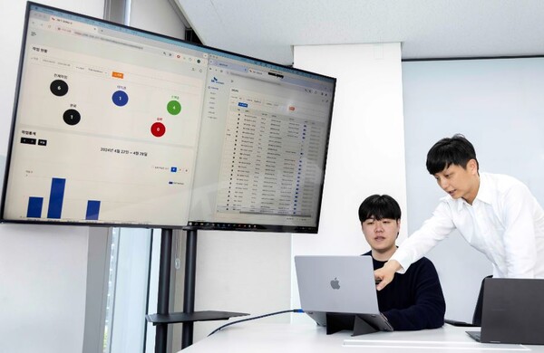 ▲SK텔레콤 구성원들이 ‘AI 오케스트레이터’를 사용해 전국 유선망 네트워크를 점검하고 있는 모습. ⓒSK텔레콤